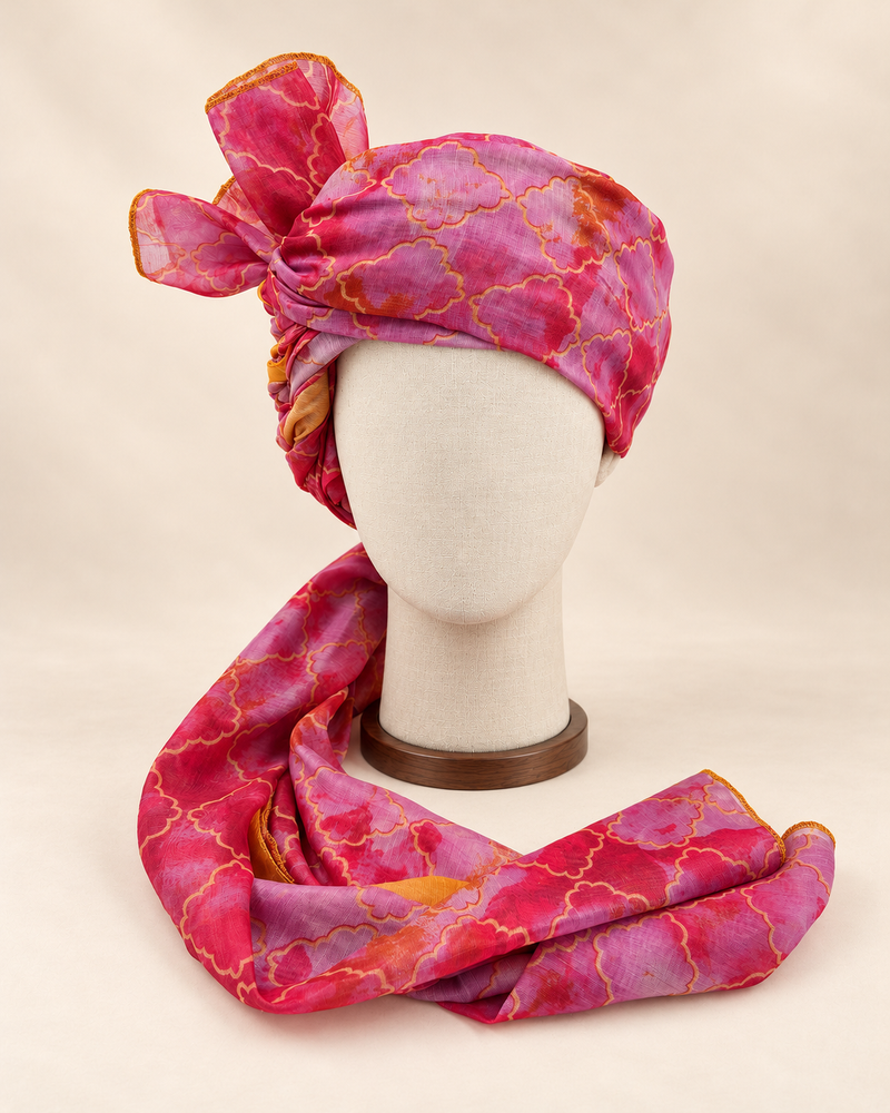 Front view of pink lilac quatrefoil print Barati Safa with gold-tone outlined scalloped lattice