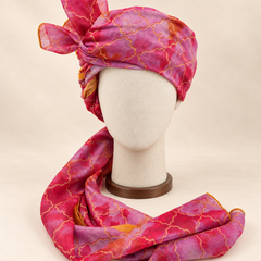 Front view of pink lilac quatrefoil print Barati Safa with gold-tone outlined scalloped lattice