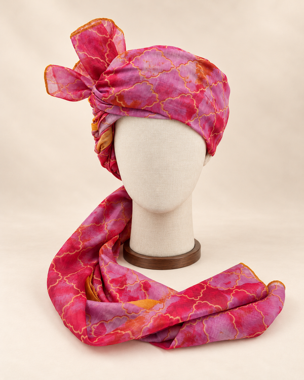 Front view of pink lilac quatrefoil print Barati Safa with gold-tone outlined scalloped lattice