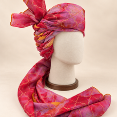 Right side view of pink lilac quatrefoil print Barati Safa showing twisted folds and fan
