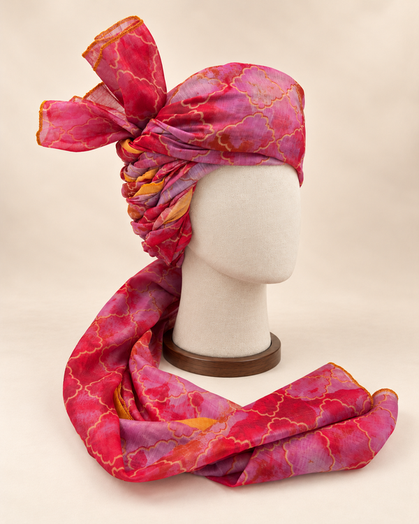 Right side view of pink lilac quatrefoil print Barati Safa showing twisted folds and fan